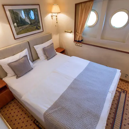 Onriver Hotels - Ms Cezanne Botel 4*