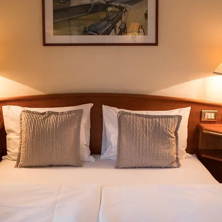 Botel Onriver Hotels - Ms Cezanne