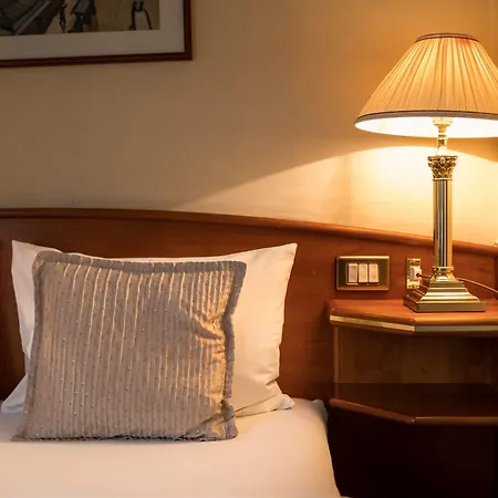 Onriver Hotels - Ms Cezanne