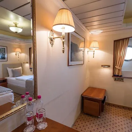 Onriver Hotels - Ms Cezanne
