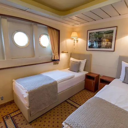 Onriver Hotels - Ms Cezanne