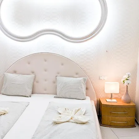 Prime Downtown Budapest Luxury Condo, Private Spa, Home Cinema, Patio Apartment *