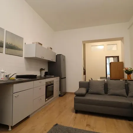 New B In Kiraly Street 106 *
