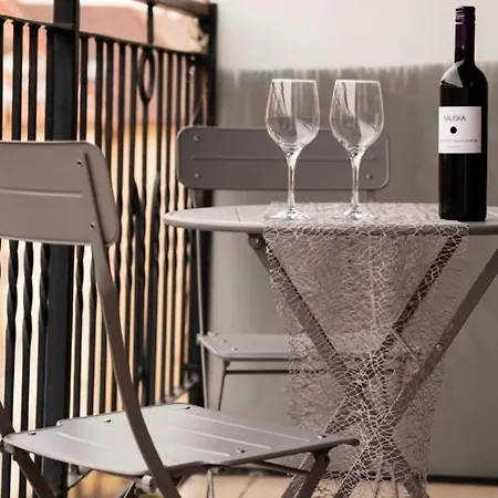 Prime With Balcony Apartment *