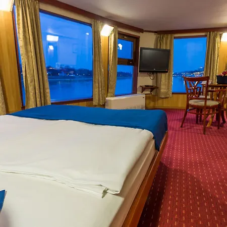 Fortuna Boat Botel Budapest