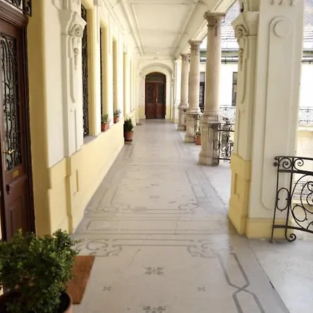 Apartment A10 Alkotmany B *