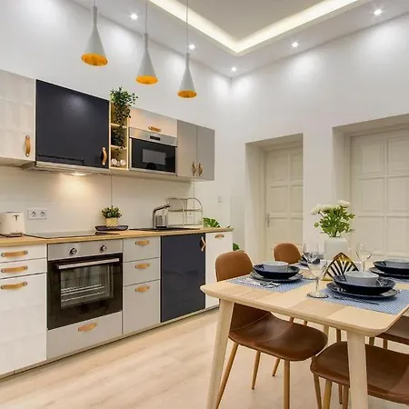 Emerald Residency 4Br-2Ba Apartment Budapest