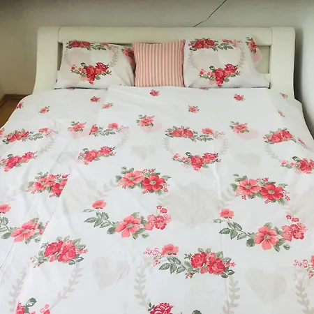 Romantic Two Bedroom In The Hills Of With Private Parking *
