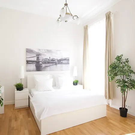 Premium By Hi5 - B25 Budapesta
