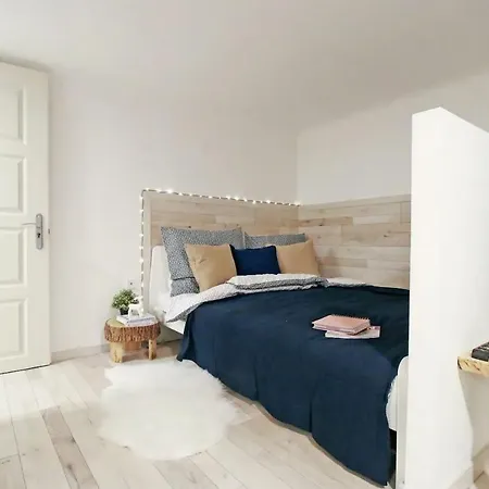 Cosy - Cheerful In The Center