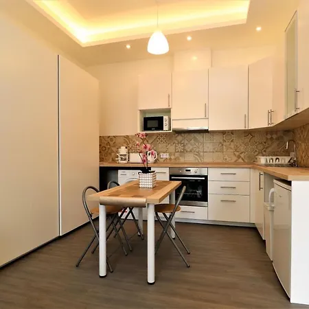 Appartamento Warm & Welcoming Near Margaret Bridge Budapest