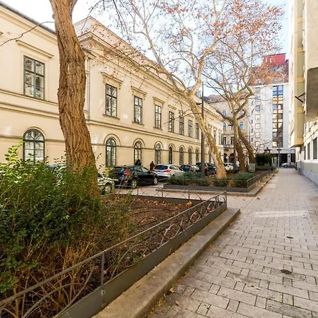 Karolyi Street - Central Location Quiet Place 2ppl Apartment