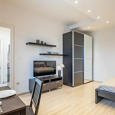 Apartment Two Bedroom In Jewish Quarter *