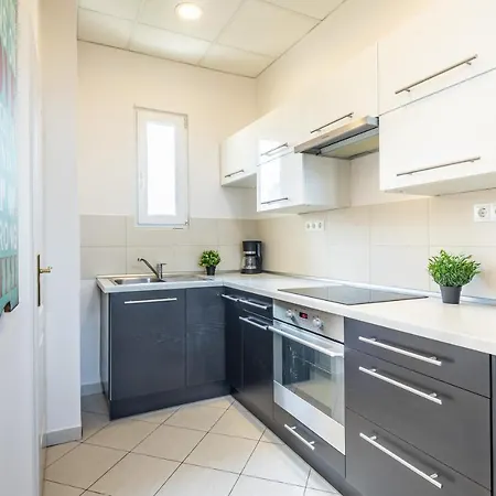 Two Bedroom In Jewish Quarter Apartment *