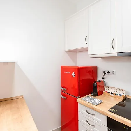 Modern & Newly Built With Private Garage