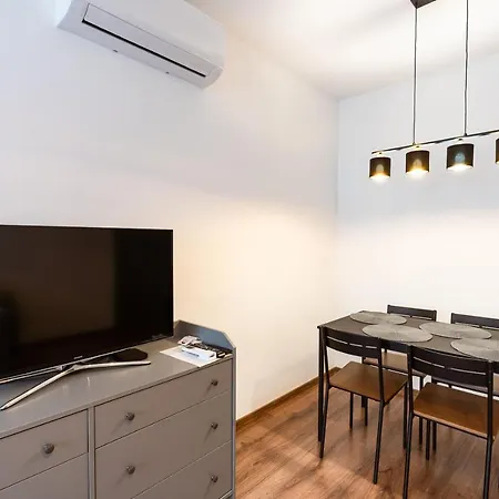 Modern & Newly Built With Private Garage