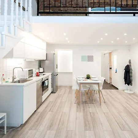 Apartment Newly Refurbished At Superb Location *