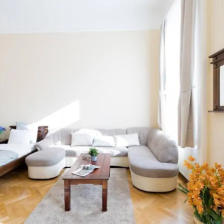 Central Bright And Spacious With 3 *