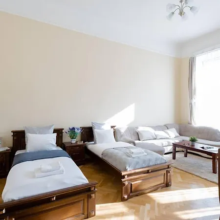 Central Bright And Spacious With 3 Apartment *