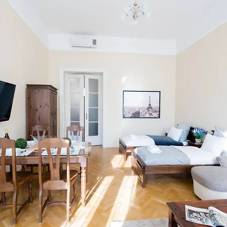 Central Bright And Spacious With 3 Apartment