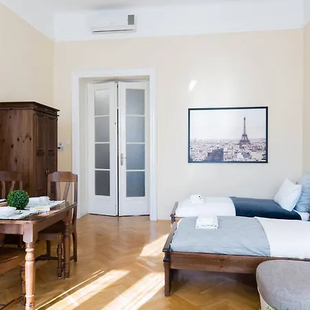 Central Bright And Spacious With 3 *