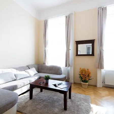 Central Bright And Spacious With 3 Apartment *