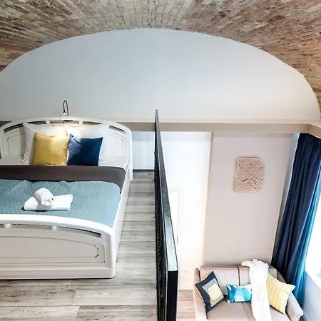 Apartment Newly Refurbished At Superb Location *