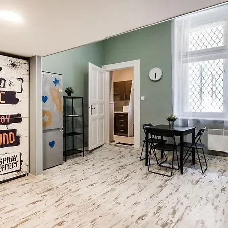 Hungarian Rebelian With Ac Apartmán Budapešť
