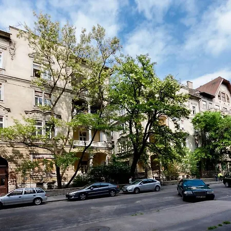 Heroes Square & City Park Thermals Apartment *