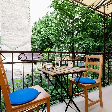 Heroes Square & City Park Thermals Apartment *
