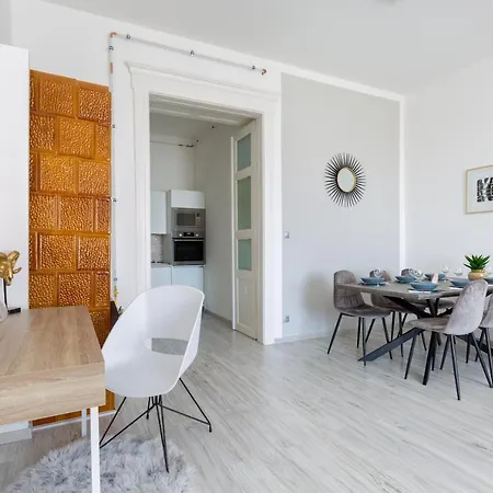 Designer On The Broadway W 2br, Ac And Panorama Balcony Apartment