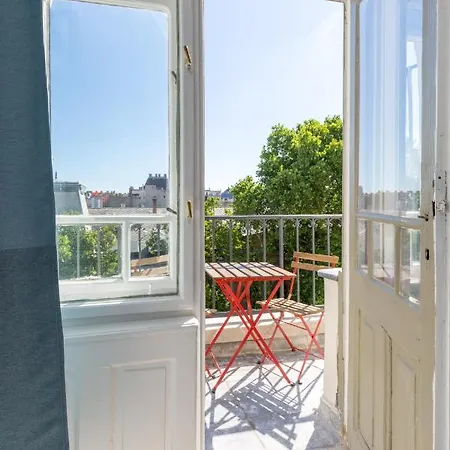Designer On The Broadway W 2br, Ac And Panorama Balcony Apartment *