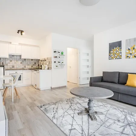 Cosy Close To The Center With Parking Garage Apartment *