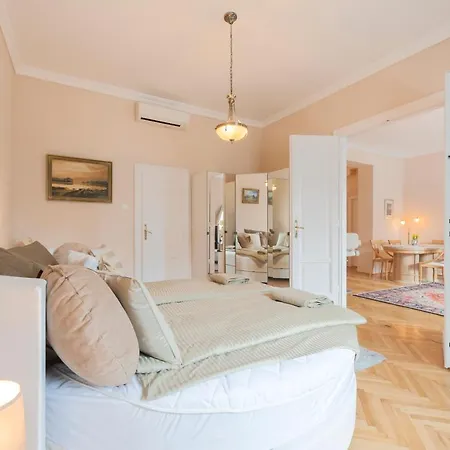 Opera & Basilica 2 Bedrooms With Balcony Apartment *