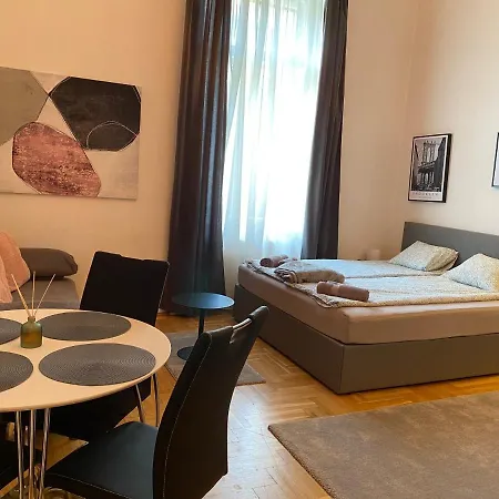 Apartment Stylish By The Vigszinhaz Theater *