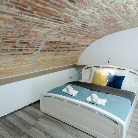 Newly Refurbished At Superb Location Apartment *