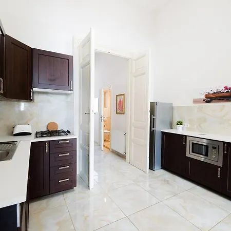 Central Bright And Spacious With 3 Apartment