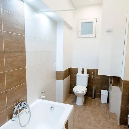 Apartment Newly Refurbished At Superb Location