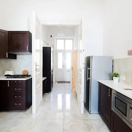 Central Bright And Spacious With 3 Budapest