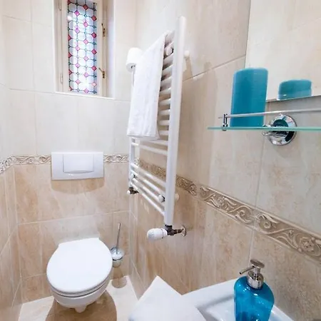 Central Bright And Spacious With 3 *