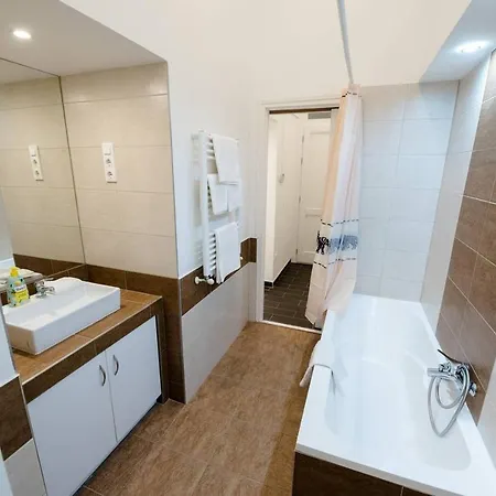 Apartment Newly Refurbished At Superb Location Budapest