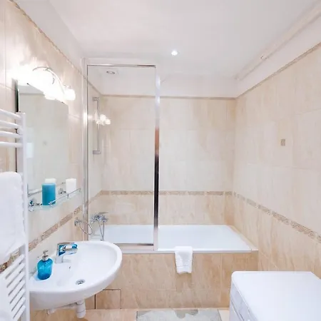 Central Bright And Spacious With 3 Budapest