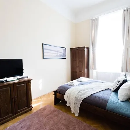 Central Bright And Spacious With 3 * Budapest