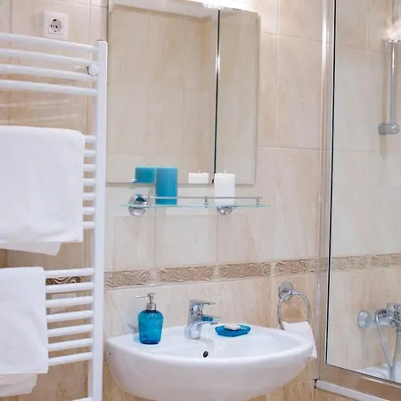 Central Bright And Spacious With 3 Apartment *