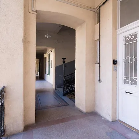 Central Bright And Spacious With 3 Apartment