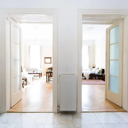 Central Bright And Spacious With 3 *