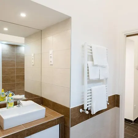 Newly Refurbished At Superb Location Apartment *