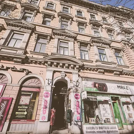 Central Bright And Spacious With 3 Apartment