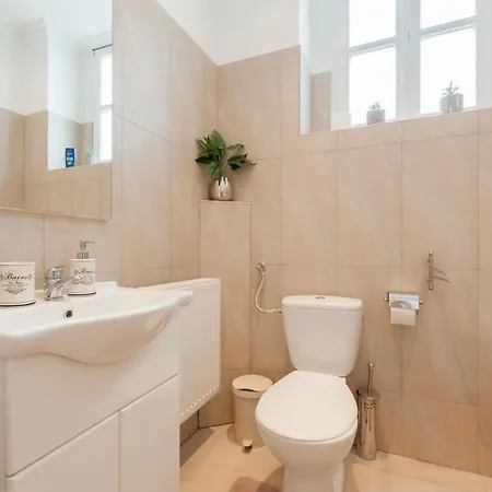 Opera & Basilica 2 Bedrooms With Balcony Apartment