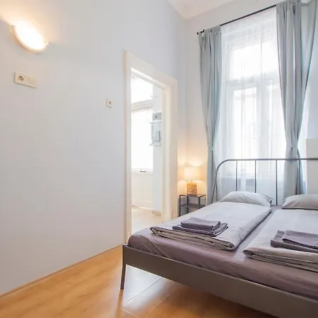Isabella With Ac Apartment *